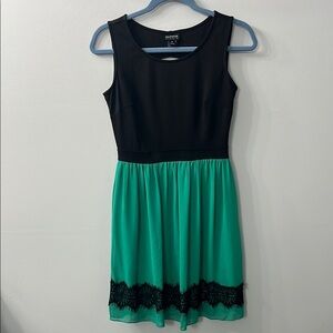En Focus Studio Black & Green Sleeveless Back Cutout Lace Color Block Dress Sz 4